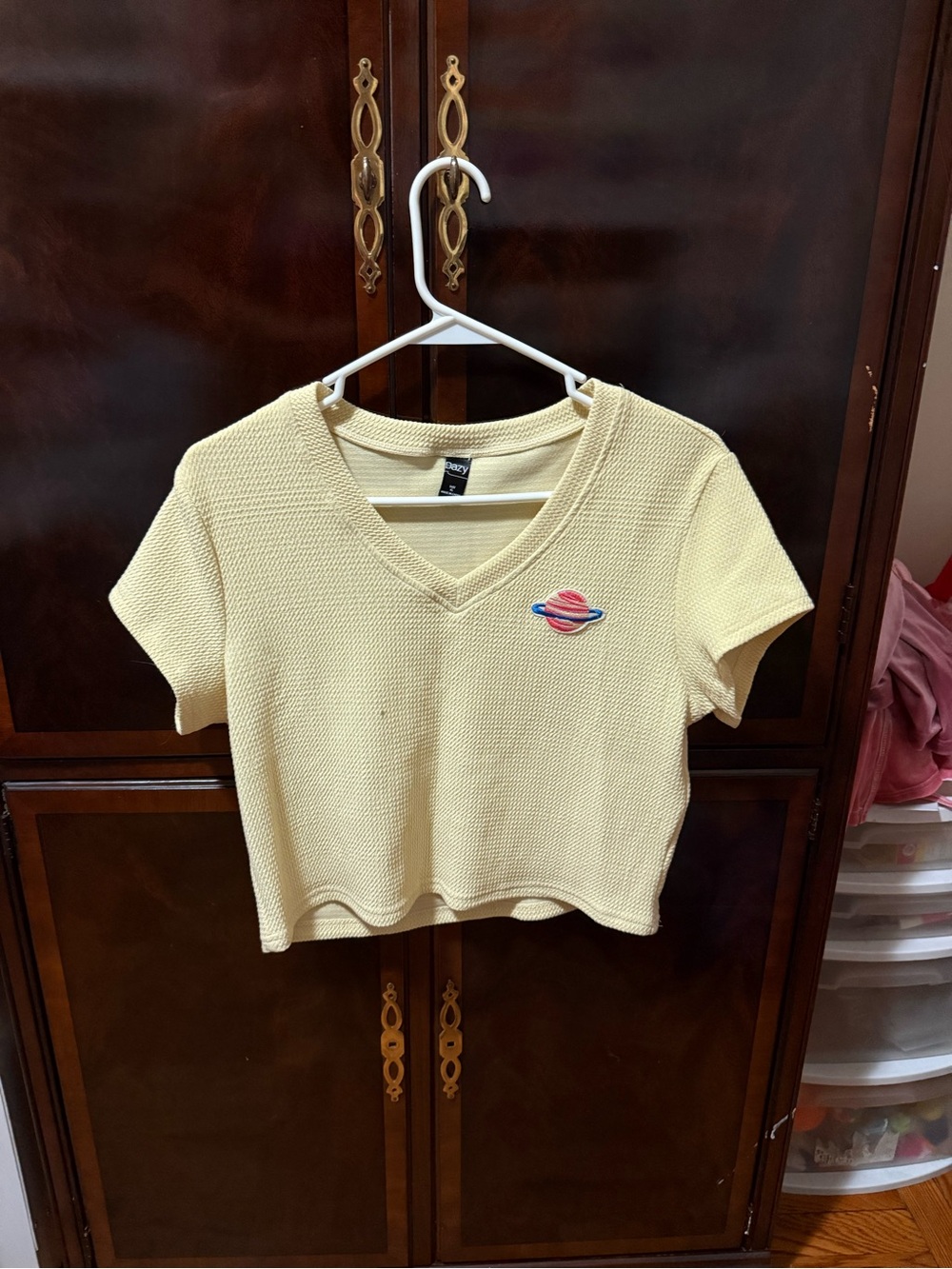 SHEIN Pale Yellow V‑Neck Cropped Knit Top with Planet Patch